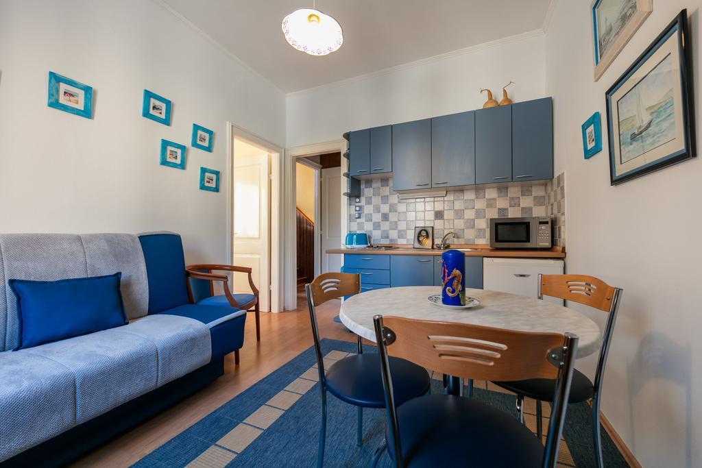 Apartments Kastelani Комижа Екстер'єр фото