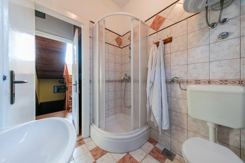 Apartments Kastelani Комижа Екстер'єр фото