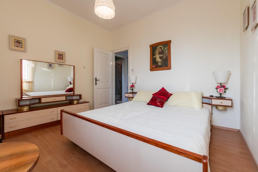Apartments Kastelani Комижа Екстер'єр фото
