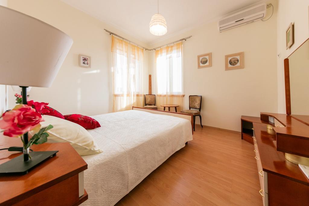 Apartments Kastelani Комижа Екстер'єр фото