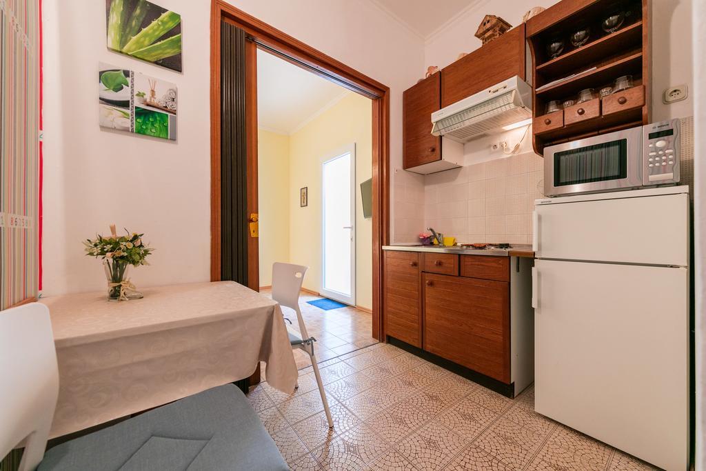 Apartments Kastelani Комижа Екстер'єр фото
