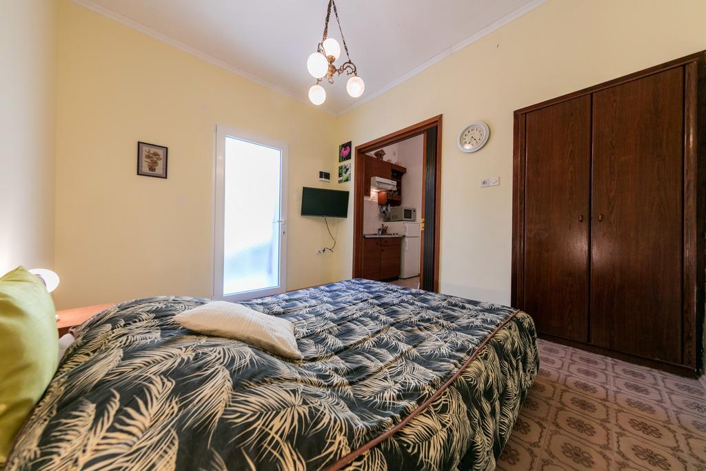 Apartments Kastelani Комижа Екстер'єр фото