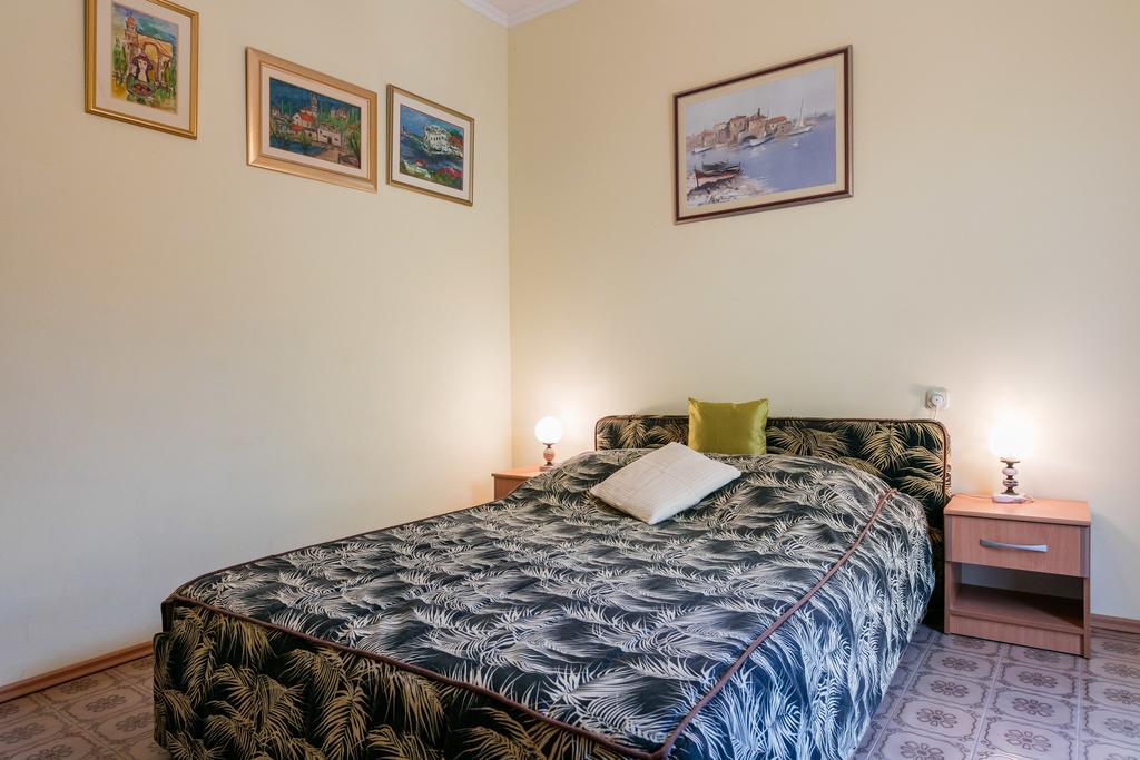 Apartments Kastelani Комижа Екстер'єр фото