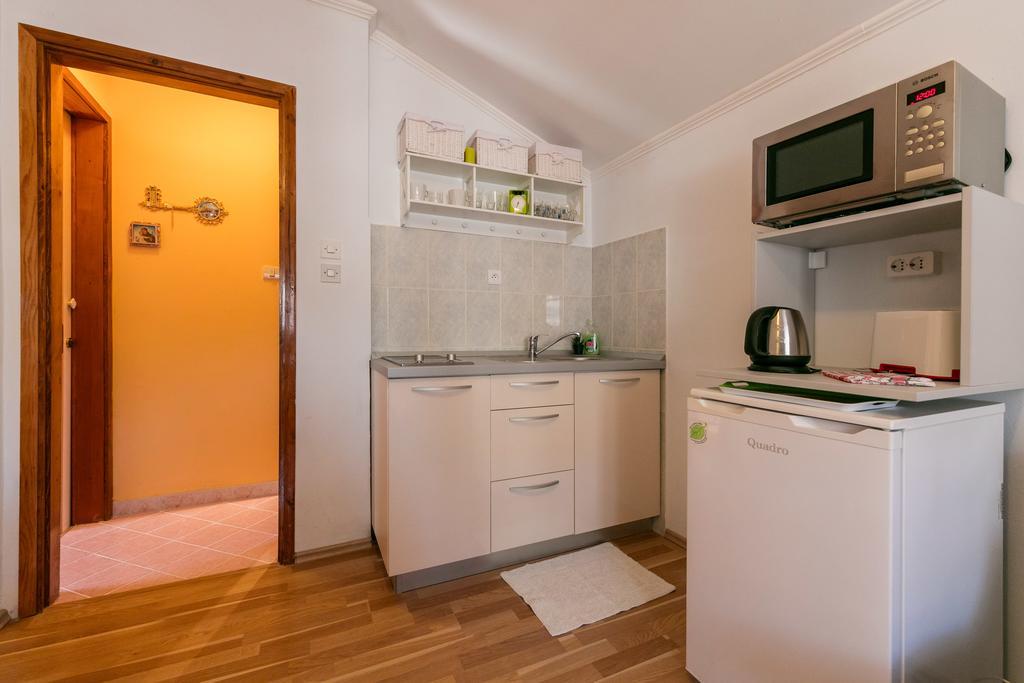 Apartments Kastelani Комижа Екстер'єр фото