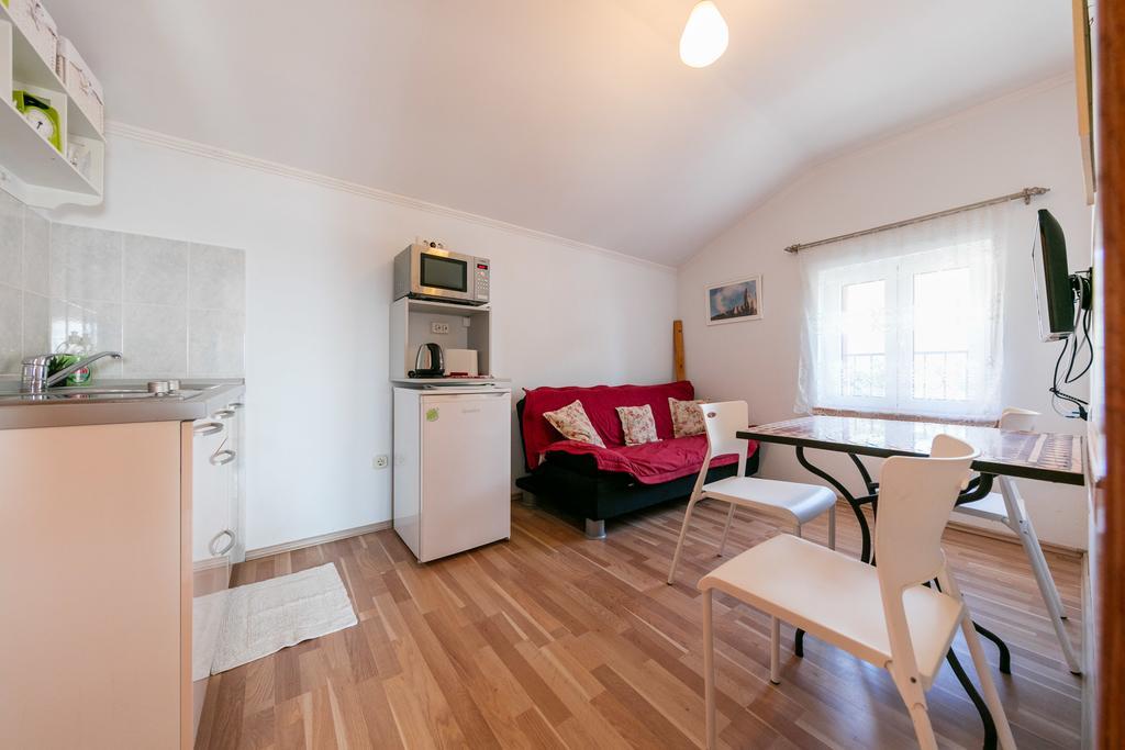 Apartments Kastelani Комижа Екстер'єр фото