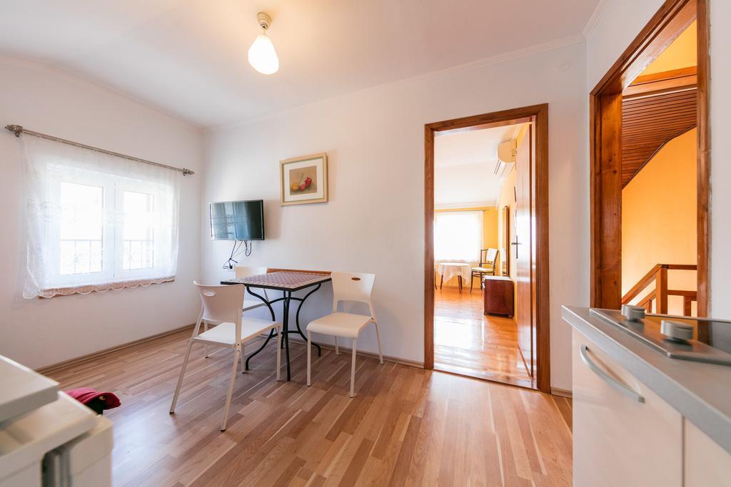 Apartments Kastelani Комижа Екстер'єр фото