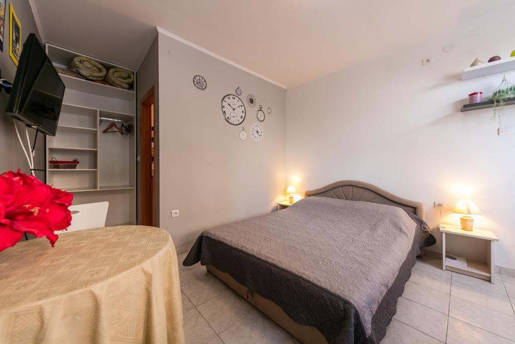 Apartments Kastelani Комижа Екстер'єр фото
