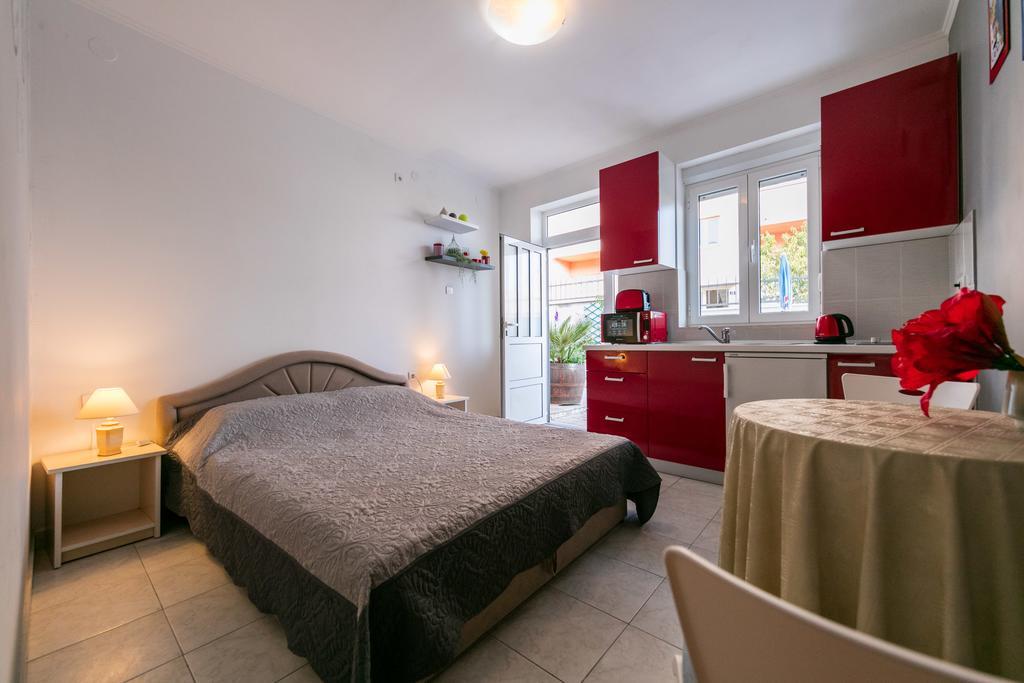 Apartments Kastelani Комижа Екстер'єр фото