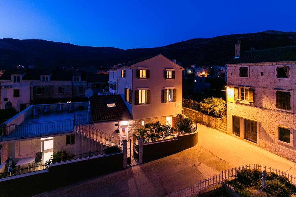 Apartments Kastelani Комижа Екстер'єр фото