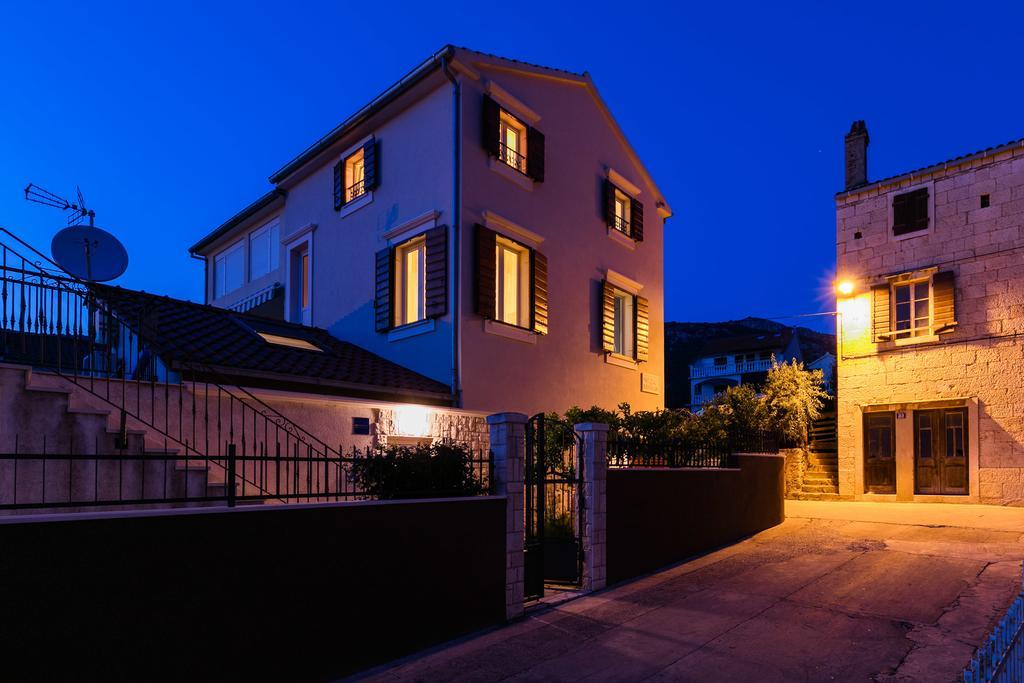 Apartments Kastelani Комижа Екстер'єр фото