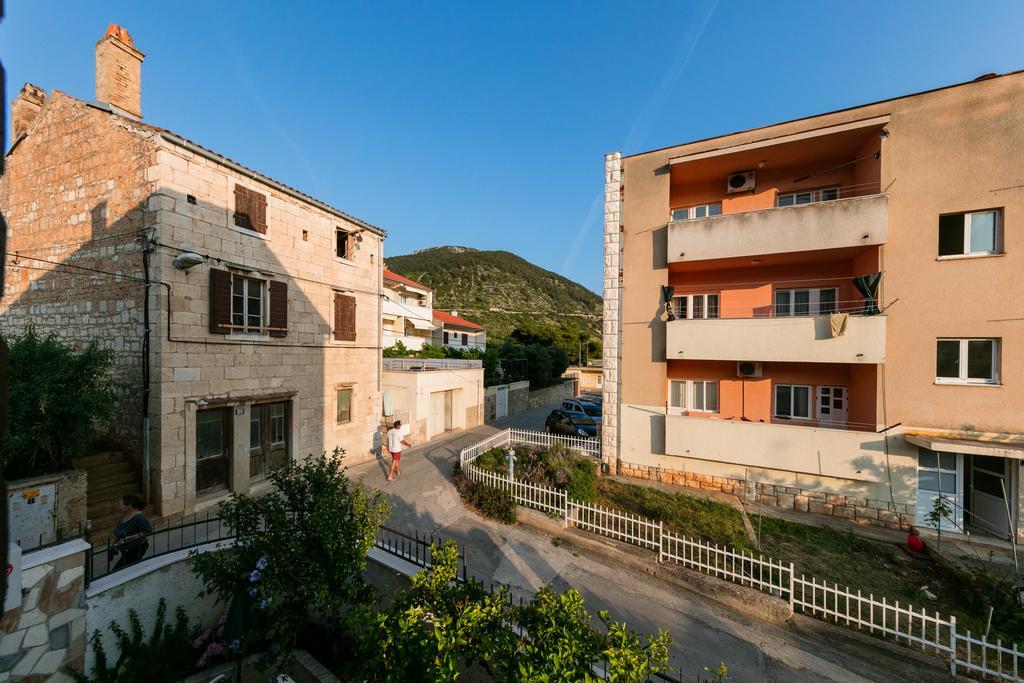Apartments Kastelani Комижа Екстер'єр фото