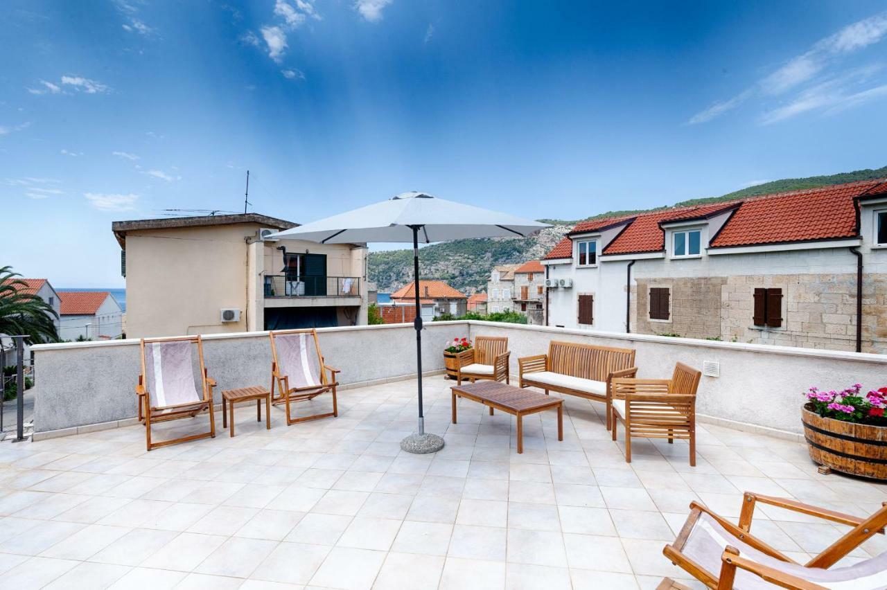 Apartments Kastelani Комижа Екстер'єр фото